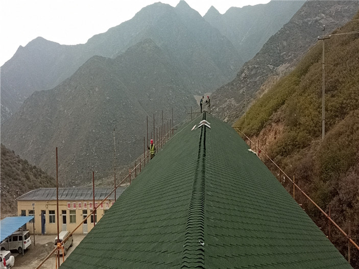 輕鋼房屋加三層項(xiàng)目屋頂瀝青瓦鋪設(shè)